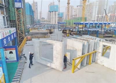 图为11月12日,工人在唐山市丰润区一处环保节能型装配式住宅项目施工
